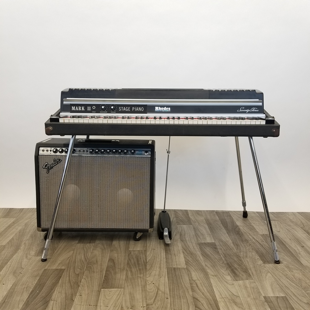 Piano Rhodes dengan Reverb Kembar FenderPiano Rhodes dengan Reverb Kembar Fender  