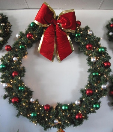 main photo of Wreath with bow and decorations,5'