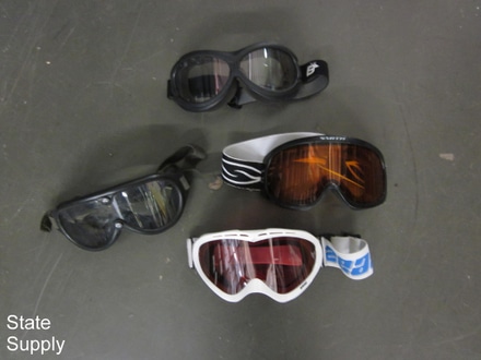 main photo of goggles ski