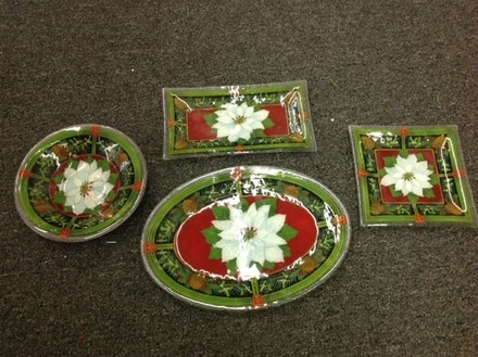 main photo of Holiday glass plates set