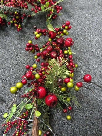 main photo of Close-up of Garland w Red and Green Berries, 6'