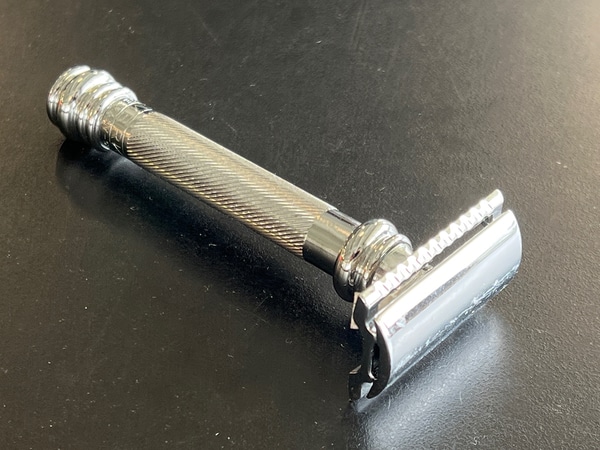 main photo of Old-Fashioned Men's Shaving w/ Ribbed Handle