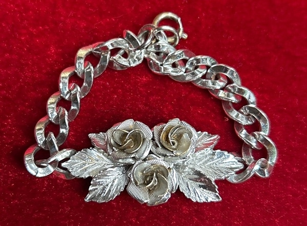 main photo of Bracelet, silver metal, 3 roses, 6 leaves, 3"x3"