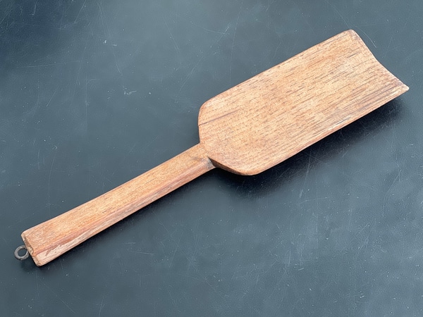 main photo of Scoop w Straight Edges Flat, Metal Hook On End