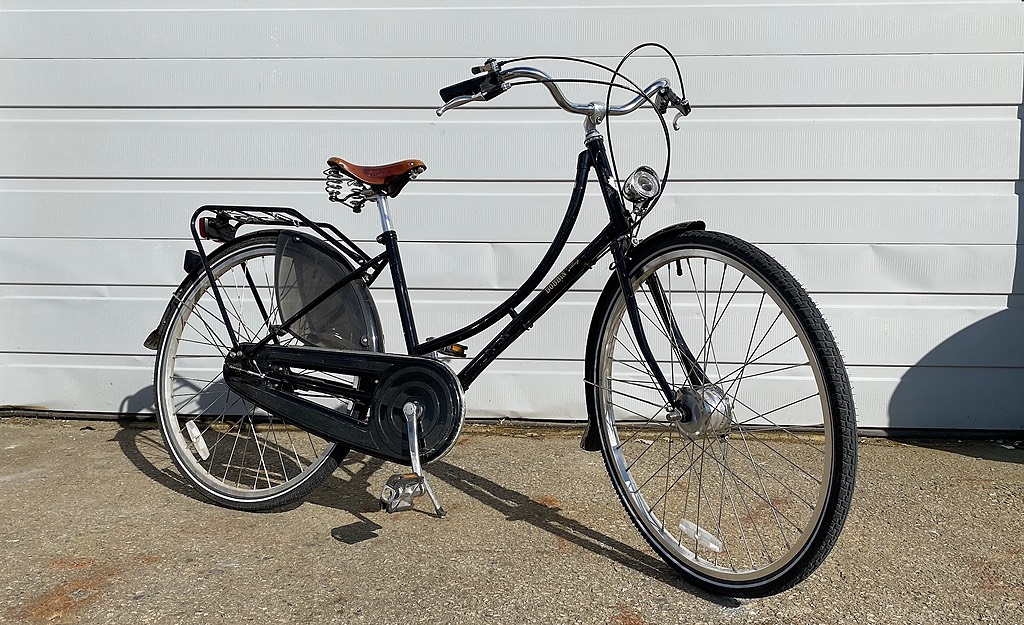 Bicycle Bobbin Vintage Deluxe 5 speed Step Thru Bike For Rent in Burnaby Empire Props