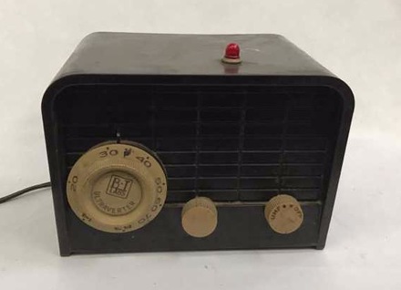 main photo of Vintage Brown Radio with Bakelite Knobs