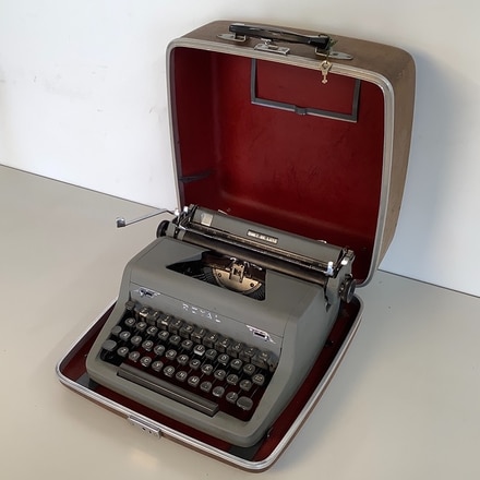 main photo of Royal Quiet De Luxe typewriter with case